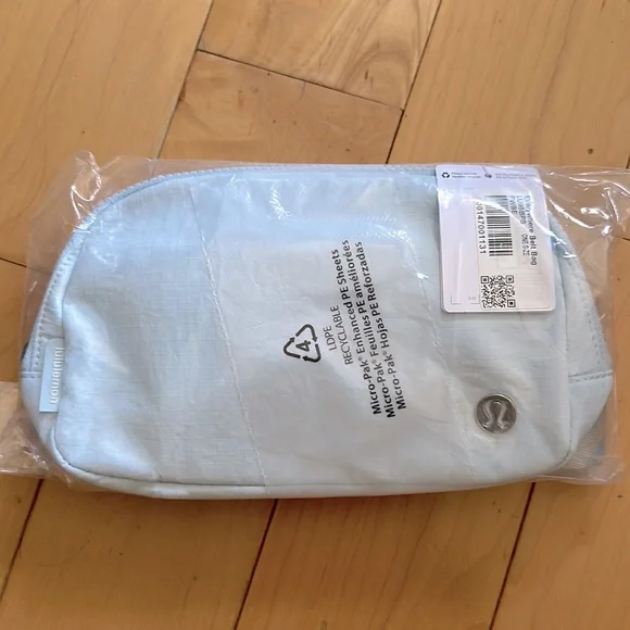 Brand New Lululemon Everywhere Belt Bag in Sky Blue - Picture 2 of 13